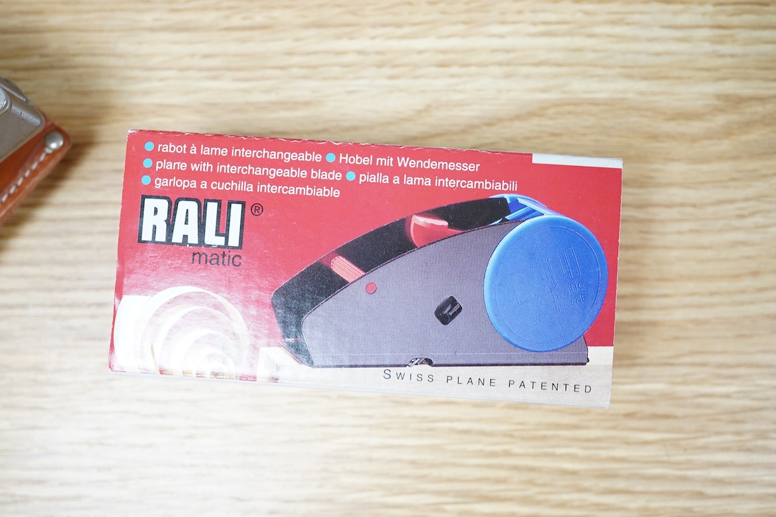 Ten wood working planes by Stanley, Record, Rali, etc. including five block planes; a Stanley No.140 skew block plane, a No.130, a No.131, a record No.0130, a box two-handled scraping plane, etc.